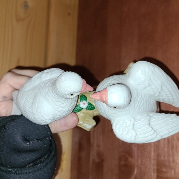 Vintage PR Lovebirds Doves Sea Gulls or Pigeons on Driftwood Branch with Flowers - Picture 5 of 10